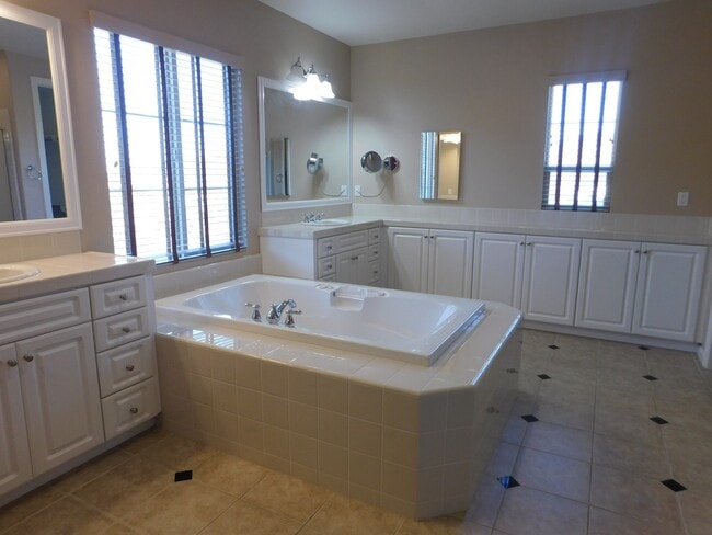 Building Photo - 2750 Dove Tail Dr