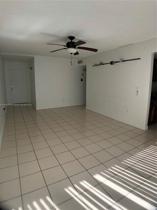 Building Photo - 2539 Bayshore Dr