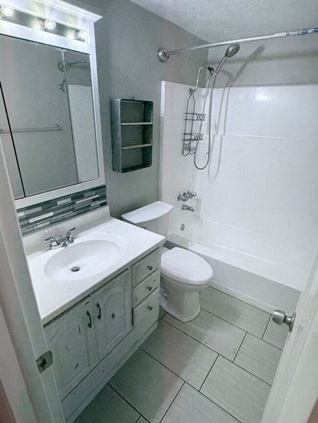 Building Photo - East Millcreek 2 bed 1 bath Condo