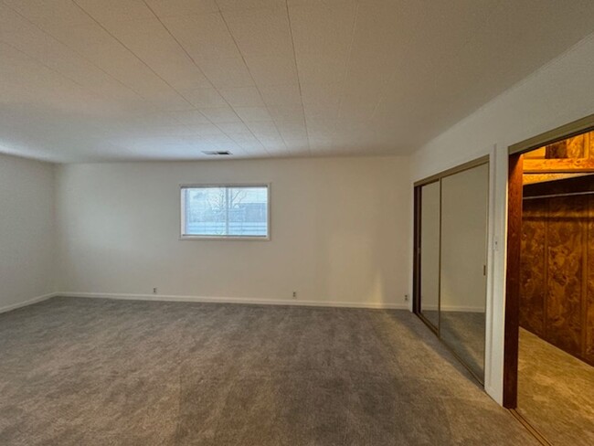 Building Photo - Spacious 3 bedroom, laundry, covered patio