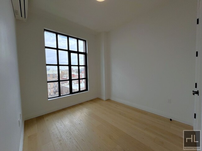 Building Photo - Luxurious 1 bedroom/1 Bathroom duplex apt ...