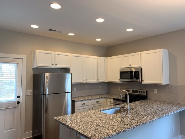 Building Photo - 3 bedroom home with garage and fenced backyard!