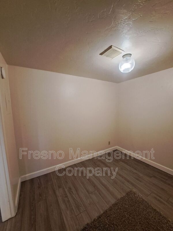 Building Photo - 4919 N Millbrook Ave