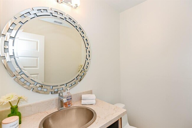 Building Photo - 8911 Birdwood Ct