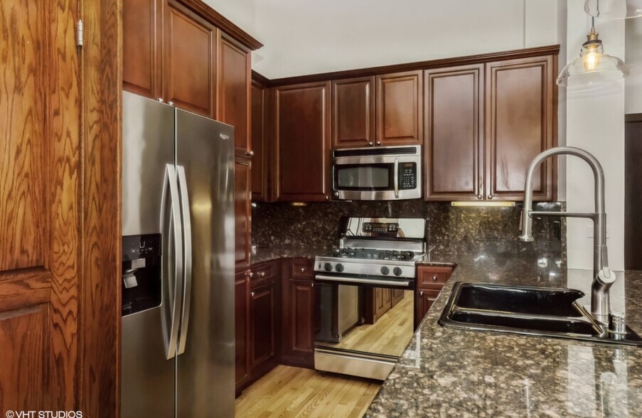 Kitchen - 333 W Hubbard St