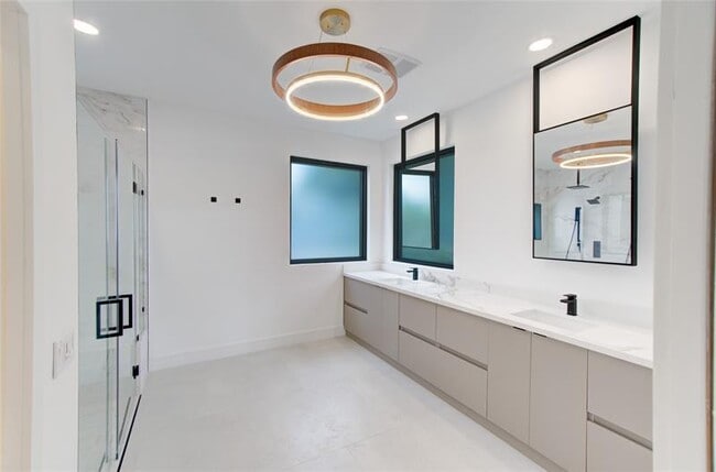 Building Photo - 2550 Jardin Terrace