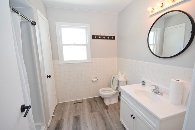 Building Photo - Beautiful Family Home Near Downtown And Al...