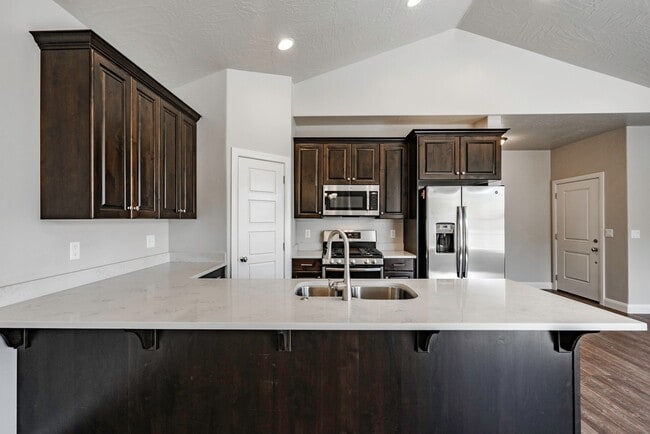 Building Photo - Modern 2018-Built Home with Main-Floor Primary Suite