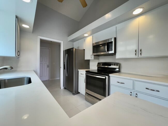 Building Photo - 208 E River Park Dr