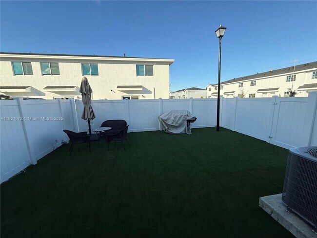 Building Photo - 1020 NW 5th Terrace