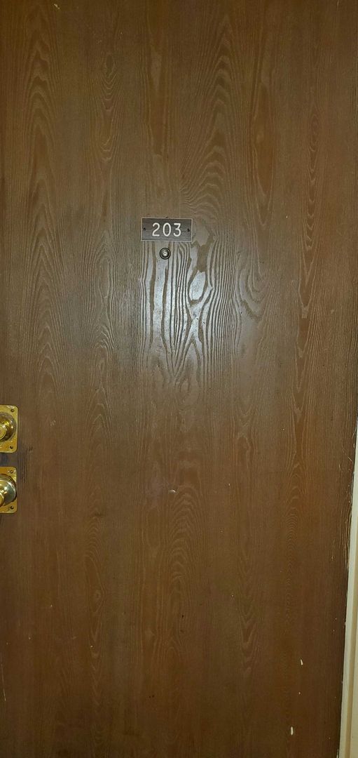 Building Photo - Move In Special - Large Renovated 650sq.ft...