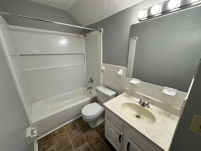 Building Photo - Nice 3 BR, 2 Bath Home! HW & Carpet Floors, Attached Garage, Fenced Backyard, Pets Ok!