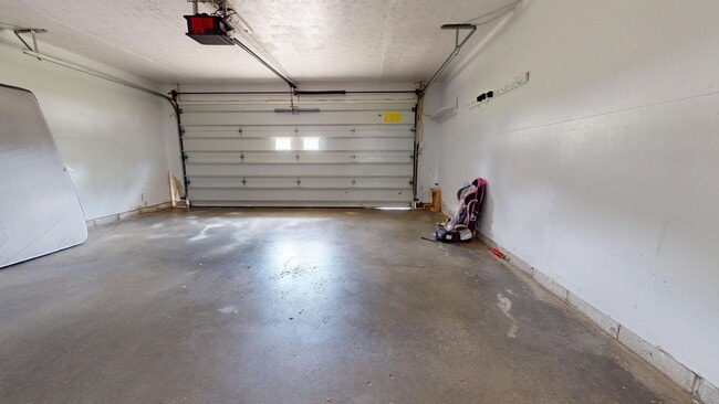Building Photo - Madison Ranch, 2 car garage, All electric