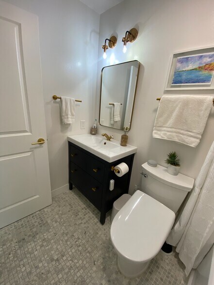 Building Photo - 970 Woodlake Dr