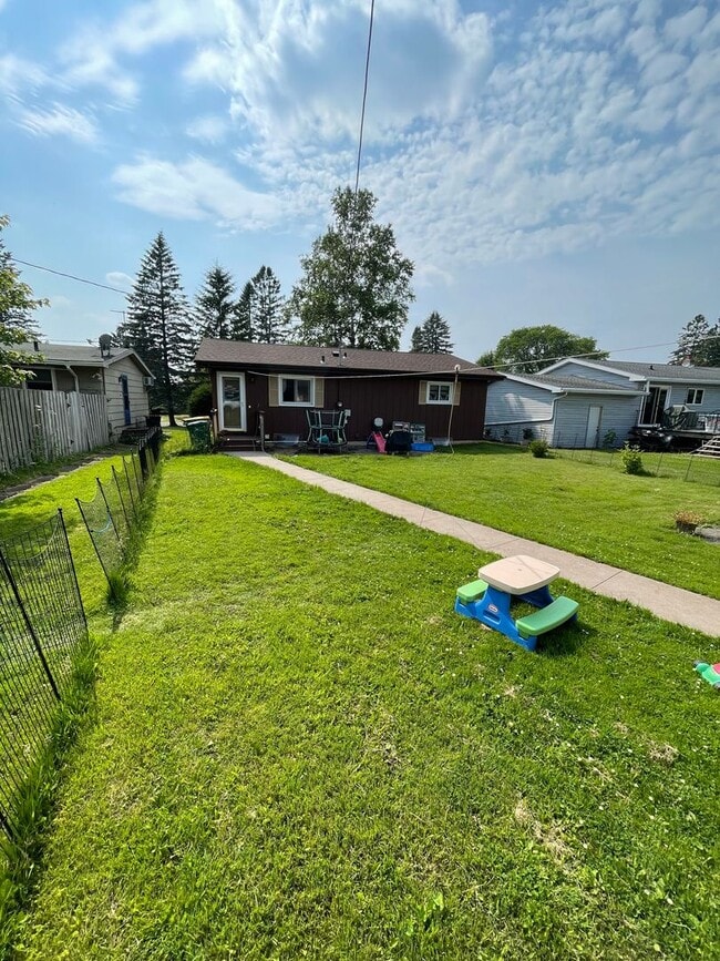 Building Photo - AVAILABLE AUGUST 15th! - 3 bed 2 bath home!