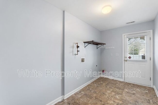 Building Photo - 13810 Hill St