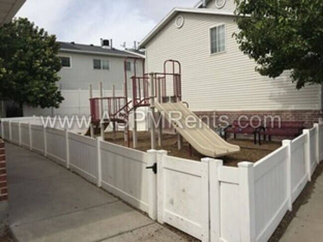 Building Photo - W Jordan Nice 3 Bed 2 Bath Townhome with pool