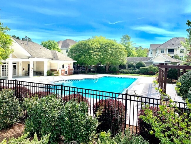Building Photo - 2 Bedroom, 2 Bathroom Condo in Chapel Hill