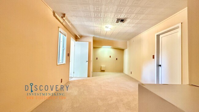Building Photo - Attractive Mid-Century Modern Dimond Distr...
