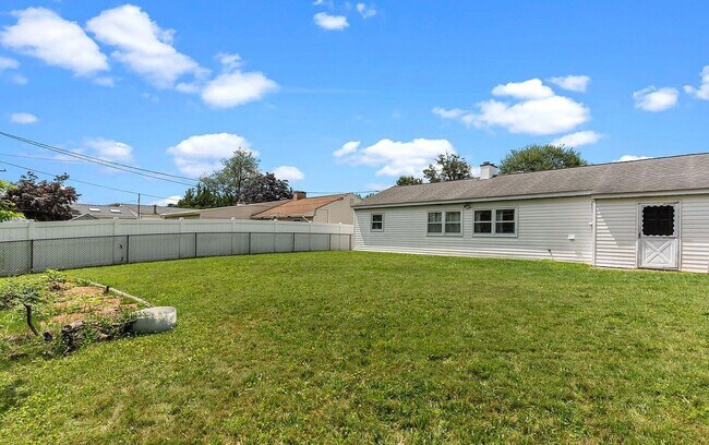Building Photo - 722 Auburn Rd