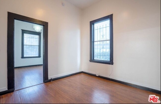 Building Photo - 955 S Ardmore Ave