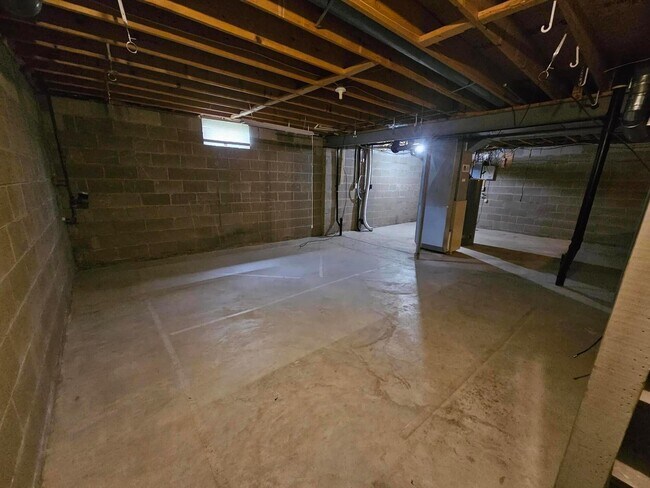 Building Photo - 5622 Blandon