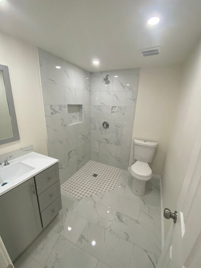 Building Photo - Modern Townhome with Gorgeous City Views – Prime Thousand Oaks Locati