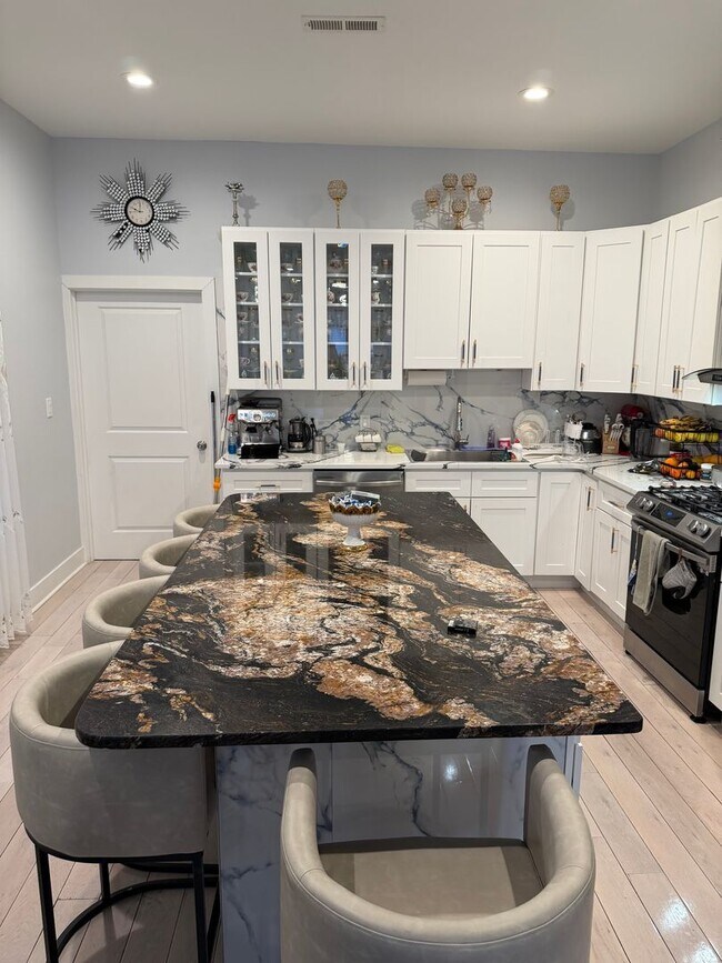 Building Photo - Move-In Ready 4BR Home in the Heart of Port Richmond!