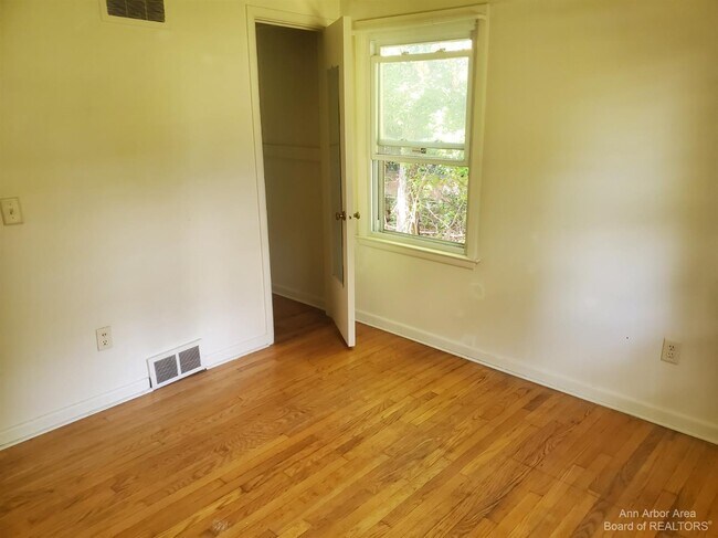 Building Photo - 2554 Crystal Dr
