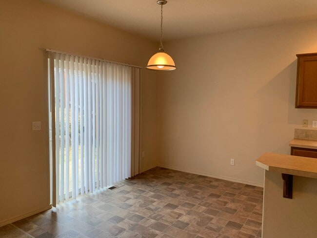 Building Photo - *** FIRST FULL MONTH'S RENT FREE***BEAUTIF...