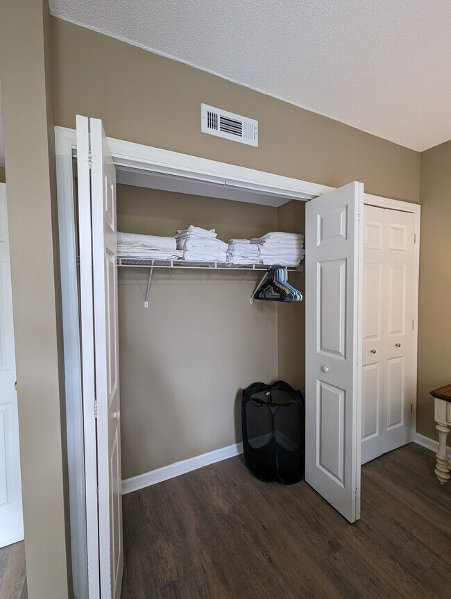 Building Photo - 42 S Forest Beach Dr