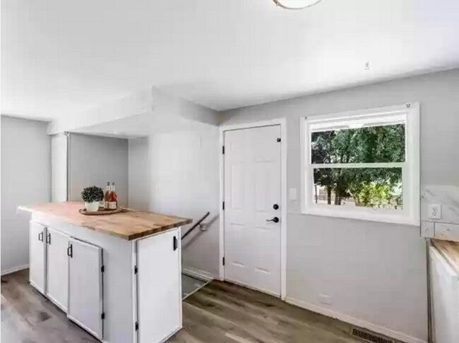 Building Photo - 4 Bed 2 Bath in North Spokane w/ Detached ...