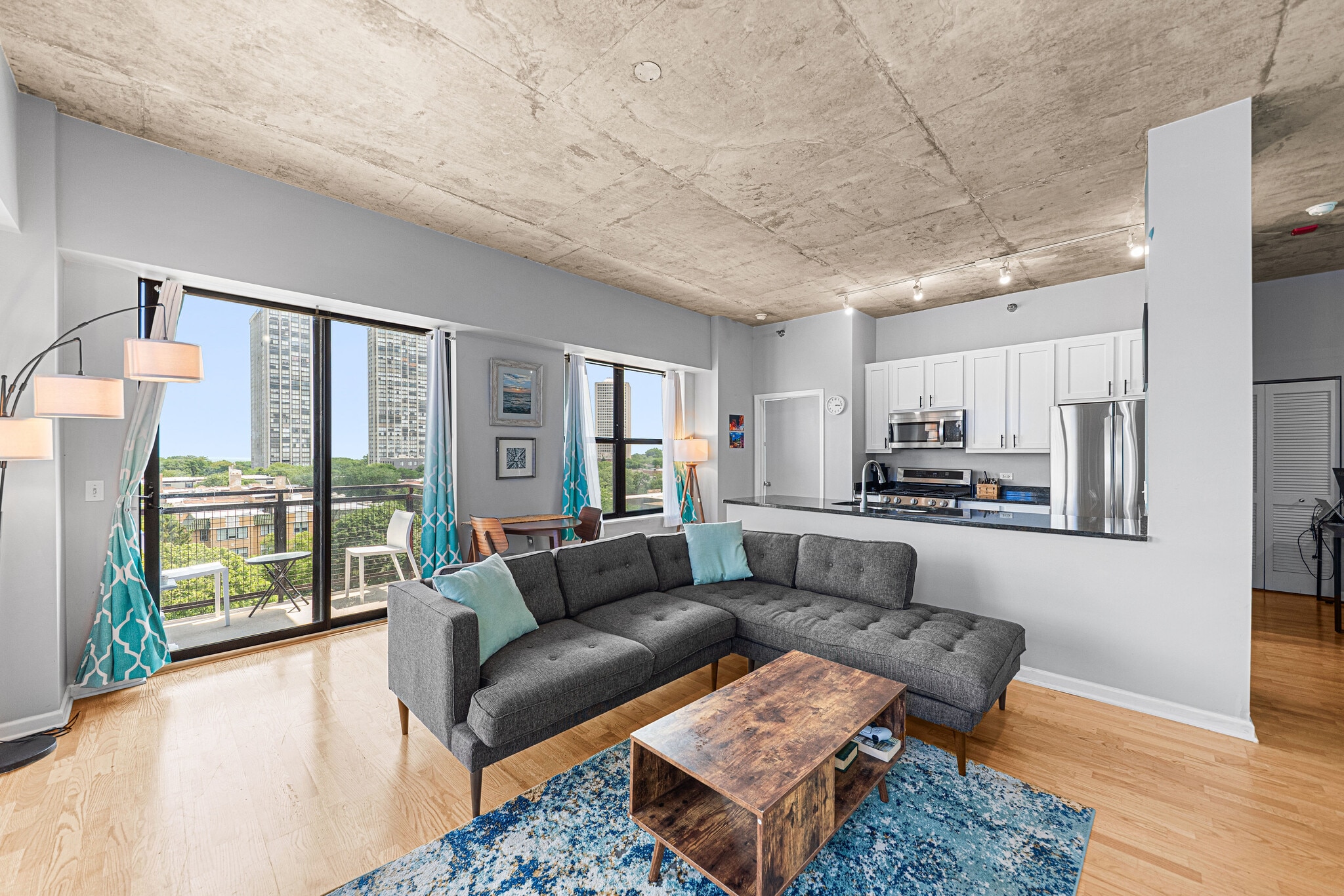 living / kitchen - 1122 W Catalpa Ave