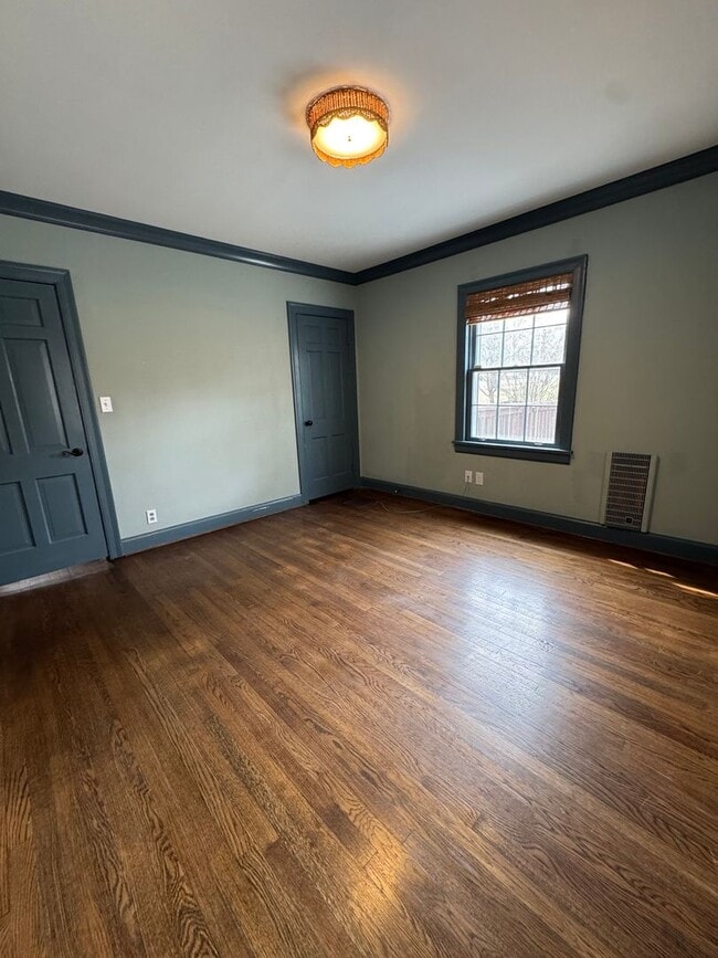 Building Photo - 2912 Woodlawn Dr