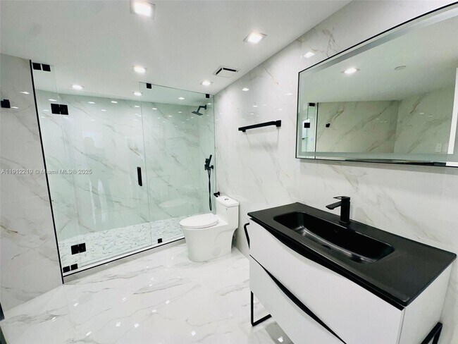 Building Photo - 3500 Mystic Pointe Dr