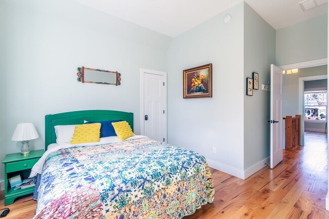 Building Photo - Fully Furnished