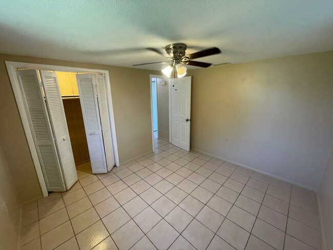 Building Photo - Cozy 3-Bedroom Home on a Corner Lot in Hol...
