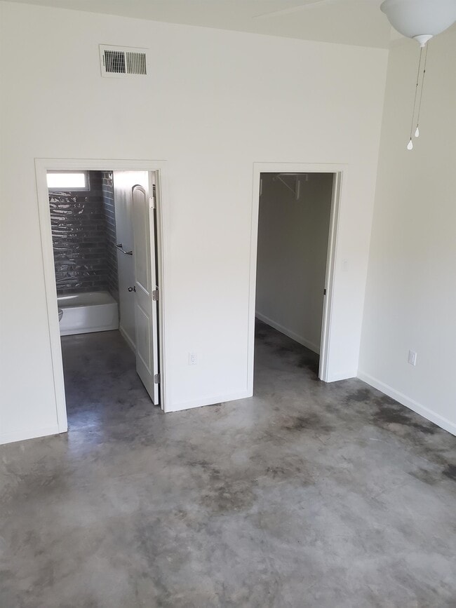 Building Photo - 1130 E Winnie Pl