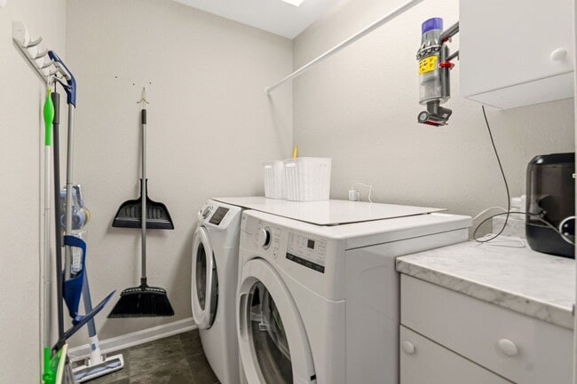 Building Photo - Stunning Fully Furnished Home in Roxborough Park!