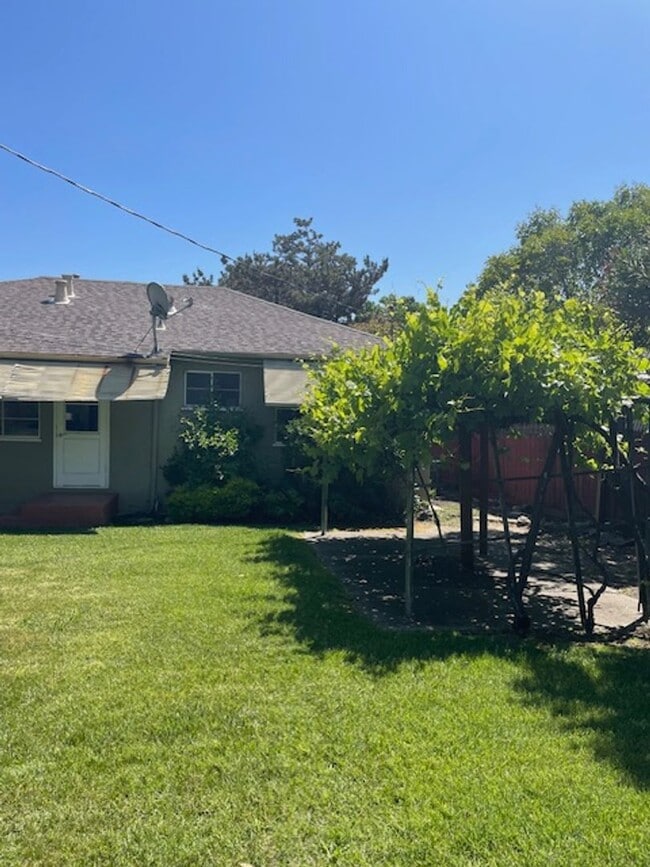Building Photo - Charming 3 Bedroom Home on a Quiet Tree-Li...