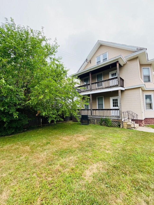 Building Photo - Large 3 bedroom on a great quiet street.