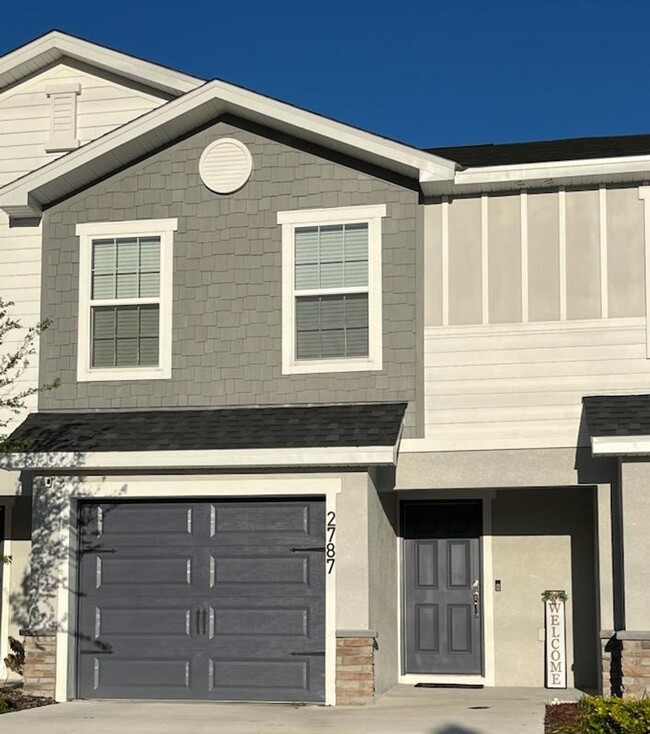 Primary Photo - Stunning Plant City Townhouse