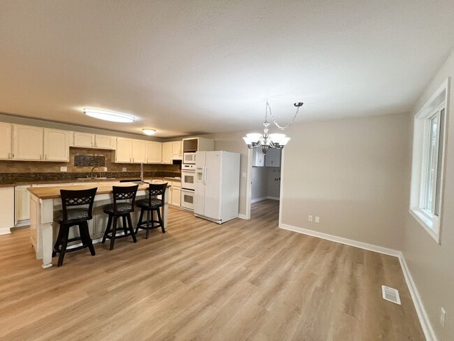 Building Photo - 3 Bedroom, 2 bath 1836 sqft House in Sunset Village