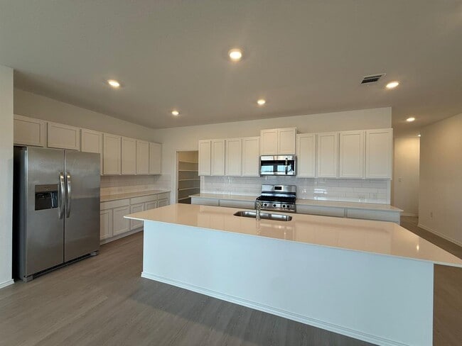 Building Photo - 519 Vantage Dr