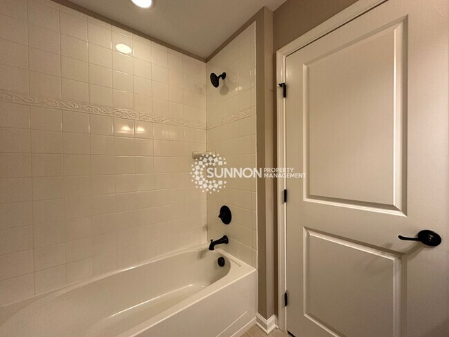 Building Photo - Updated 3 Bedroom Townhome in Bryant Park