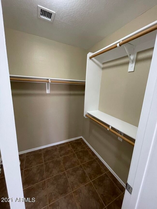 Building Photo - 2250 E Deer Valley Dr