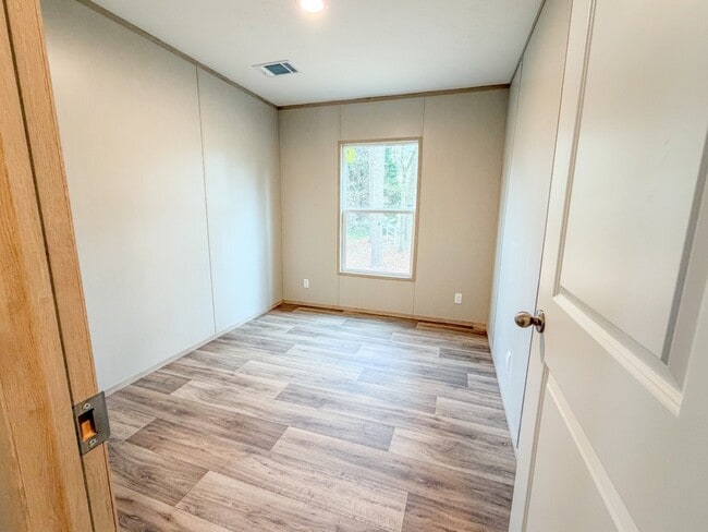 Building Photo - 82 Edinburgh Dr SW