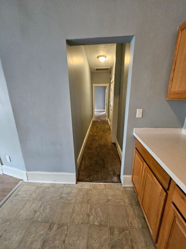 Building Photo - Upper 2 bedroom unit