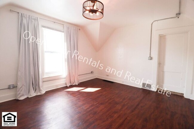 Building Photo - 927 1/2 Nuttman Ave