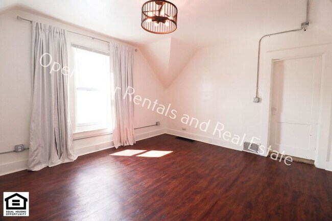 Building Photo - 927 Nuttman Ave